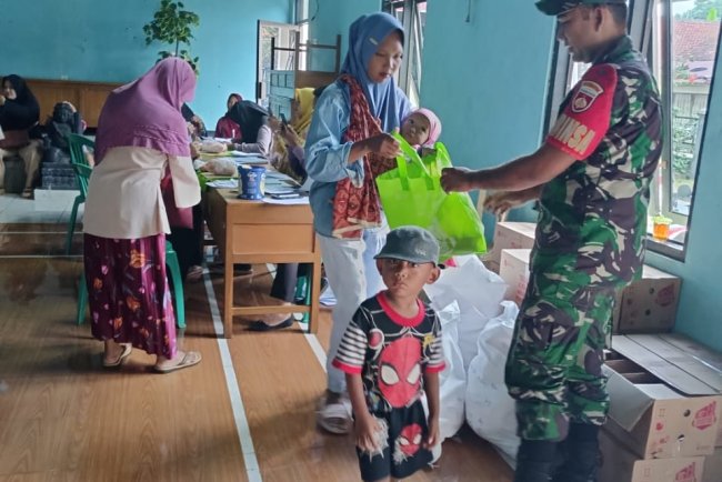 Cegah Stunting, Babinsa Dampingi Penyaluran Bantuan Pangan
