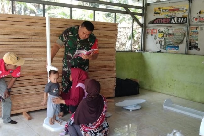 Peran aktif Babinsa Koramil 09/Susukan dampingi posyandu di desa binaan