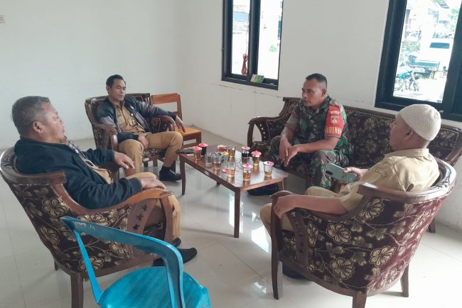 Pererat Silaturahim Babinsa Jalin Komsos Dengan Aparatur Pemerinta  Desa