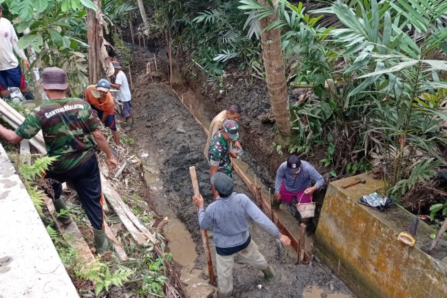 Atasi Kesulitan Para Petani, Babinsa Koramil 14/Madukara Dampingi PPL Dalam RJIT