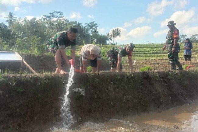 Danramil 01 Banjarnegara Dampingi Petani dalam Kegiatan Pompanisasi untuk Atasi Kekurangan Air