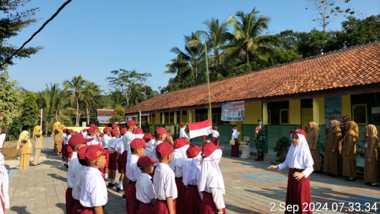 Babinsa Aktif menjadi Pembina Upacara di Desa Binaan 