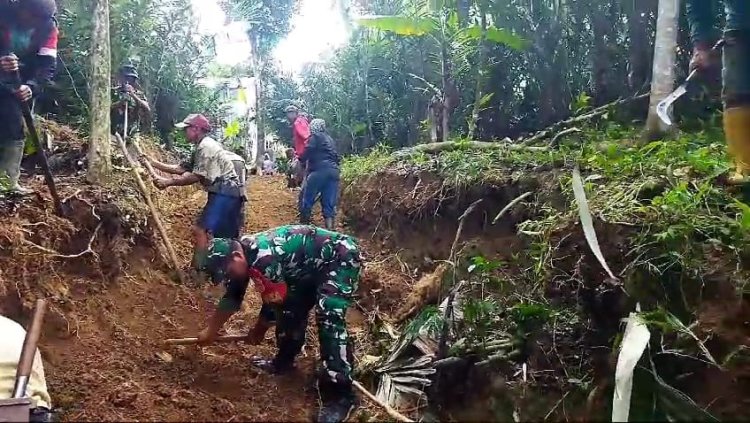 Kopda Agus Babinsa Koramil 04/Karangkobar Membaur Dengan Warga Kerja Bakti Pembukaan Jalan Usaha Tani