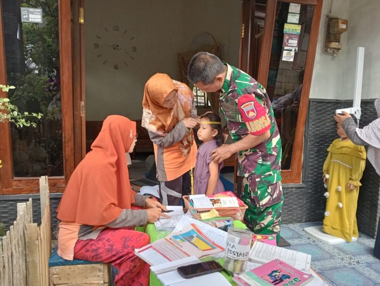 Babinsa Melaksanakan Pendampingan Posyandu di Desa Gripit