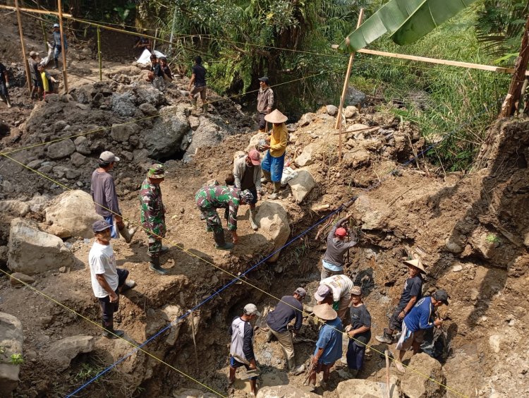 Babinsa Dan Warga Laksanakan Karya Bakti Untuk Menjalin Kebersamaan Di Desa Binaan