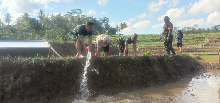 Danramil 01 Banjarnegara Dampingi Petani dalam Kegiatan Pompanisasi untuk Atasi Kekurangan Air