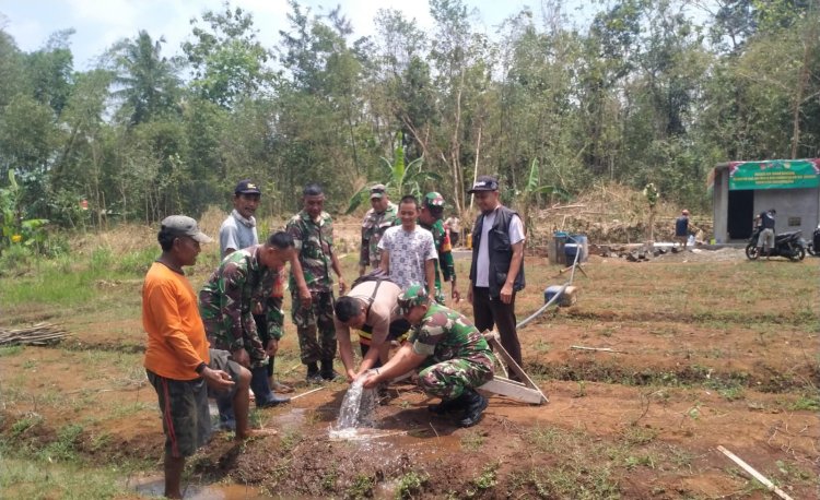 Danramil 09 Susukan Kerja Bakti Pengeboran Sumur Dangkal di Karangsalam