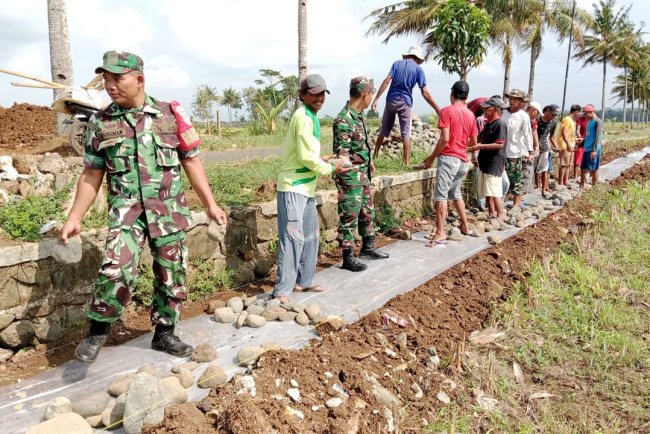 Babinsa Koramil 09 Susukan Bantu Pengerjaan Saluran Irigasi