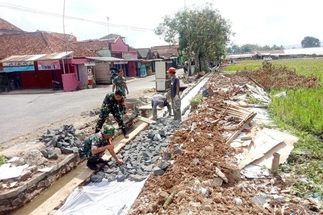 Babinsa Bantu Pengecoran Irigasi Untuk Pertanian