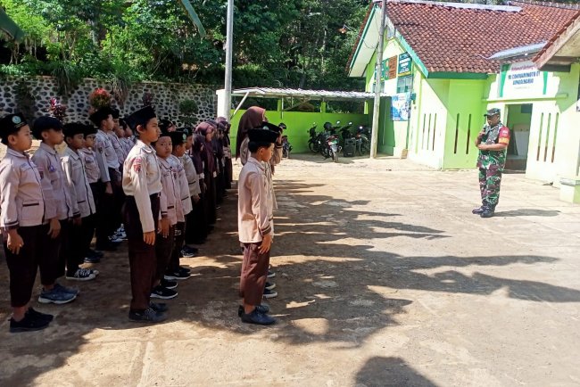 Babinsa Koramil 11/Punggelan Berikan Wasbang dan Latihan PBB Dasar