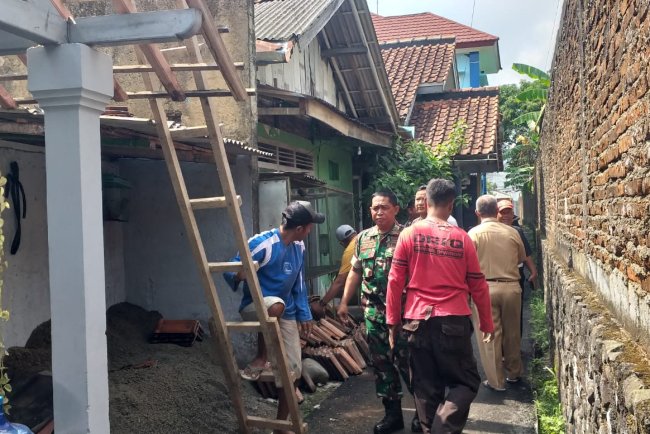 Danramil Pimpin Pembongkaran Rumah Warga Penerima Bantuan RTLH
