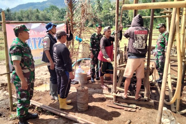 Danramil Terjun Langsung Bantu Pembuatan Rumah Pompa Dan Sumur bor