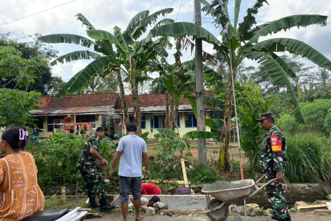 Babinsa Bantu Perbaiki Saluran Irigasi Pertanian