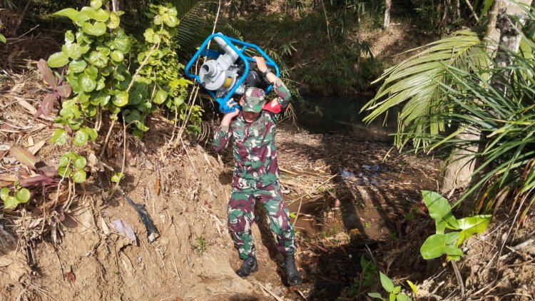 Babinsa Bersama PPL dan Poktan Sri Rejeki 3 Uji Coba Pengoperasian Pompa Air Bantuan Kementan RI