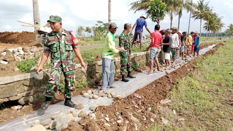 Babinsa Koramil 09 Susukan Bantu Pengerjaan Saluran Irigasi