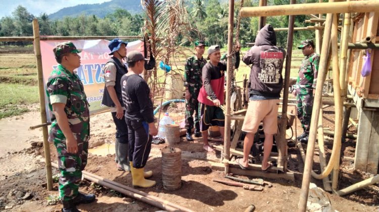 Danramil Terjun Langsung Bantu Pembuatan Rumah Pompa Dan Sumur bor