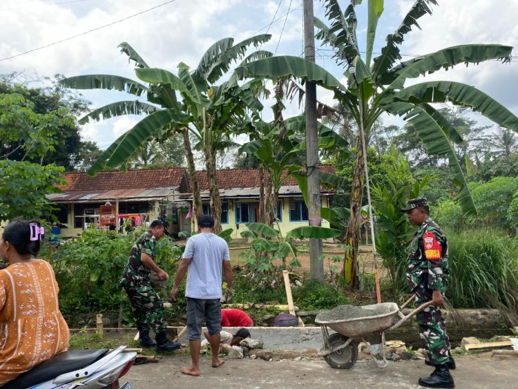 Babinsa Bantu Perbaiki Saluran Irigasi Pertanian