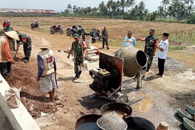 Danramil Beserta Anggota Laksanakan Kerjabakti bersama Warga