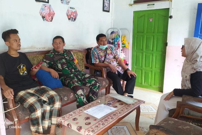 Dua Orang Babinsa Bantu Amankan Orang Dengan Gangguan Mental