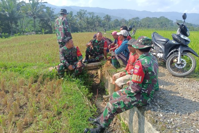 Anggota Koramil 14 Madukara Komunikasi Sosial Dengan Masyarakat