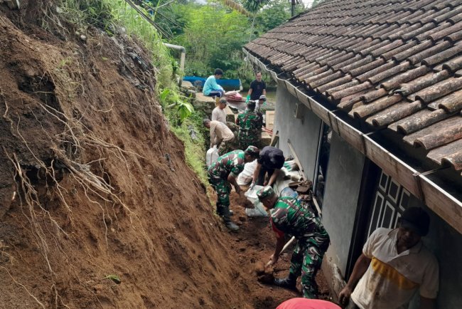 Kerja Bakti Pembuatan Talud Tebing  Bentuk Kebersamaan Babinsa Dan Warga Binaan