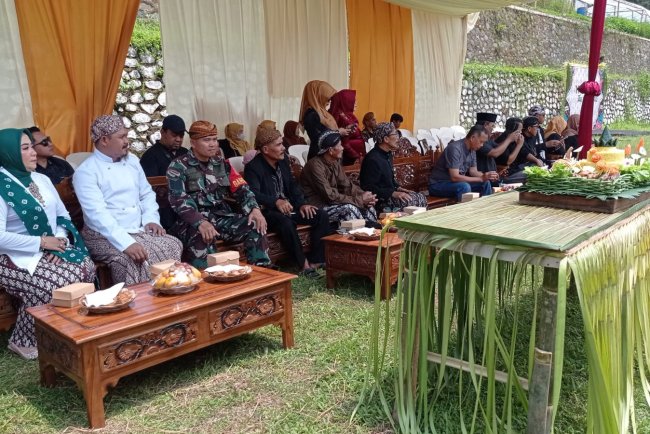 Babinsa Koramil 14/Madukara Hadiri Peringatan Hari Jadi Desa Binaannya