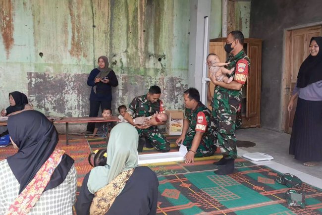 Babinsa Dampingi Posyandu untuk Dukung Program Pengentasan Stunting   