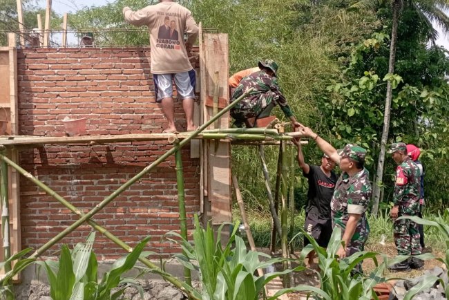 TNI Bersama Petani Bangun Rumah Pompa di Susukan