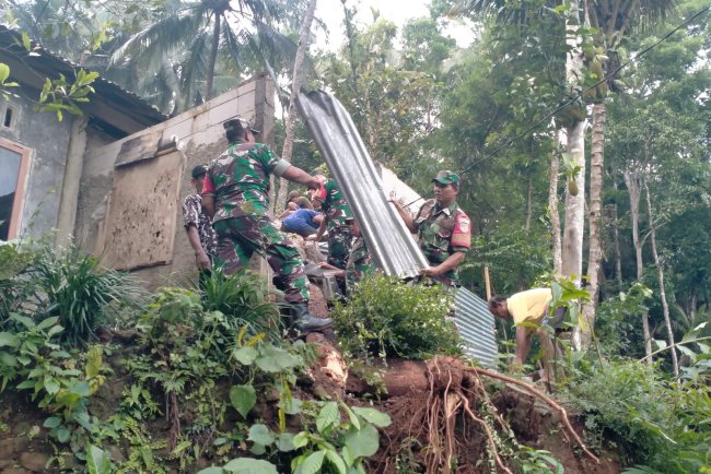 Babinsa Koramil Susukan Bantu Evakuasi Pohon Tumbang di Gumelem Kulon