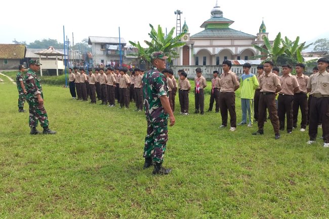 Babinsa Koramil 04/Karangkobar Latih PBB Siswa Siswi SMK Ma'arif NU 1 Karangkobar