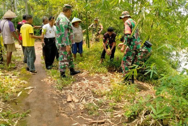 Penghijauan di Bantaran Sungai Serayu Babinsa dan Warga Tanam Pohon Berbuah