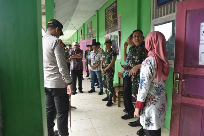 Forkopimda Banjarnegara Pantau Pelaksanaan Pilkada 2024 di Sejumlah TPS