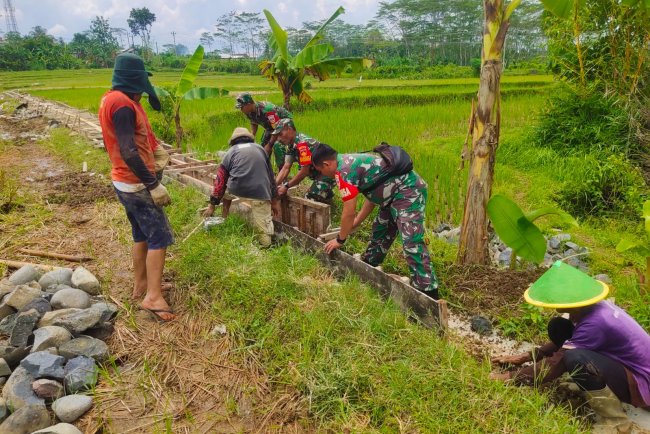 Sinergi TNI dan Warga Gotong Royong Bangun Saluran Irigasi