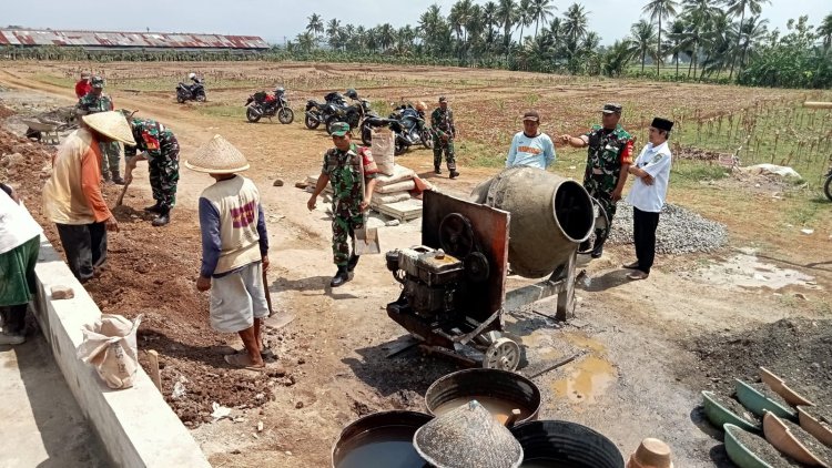Danramil Beserta Anggota Laksanakan Kerjabakti bersama Warga