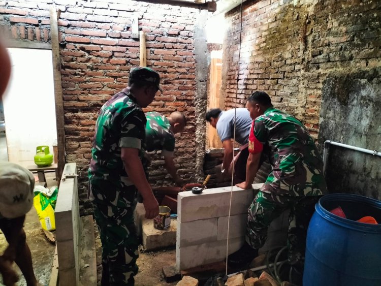 Babinsa Koramil 01 Banjarnegara Bantu Pengecatan dan Pemasangan Bata RTLH