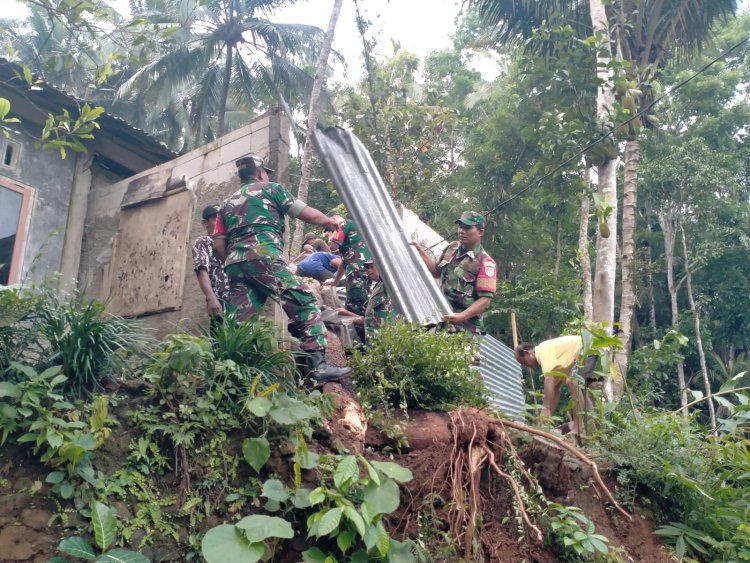Babinsa Koramil Susukan Bantu Evakuasi Pohon Tumbang di Gumelem Kulon