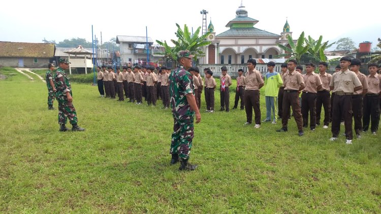 Babinsa Koramil 04/Karangkobar Latih PBB Siswa Siswi SMK Ma'arif NU 1 Karangkobar