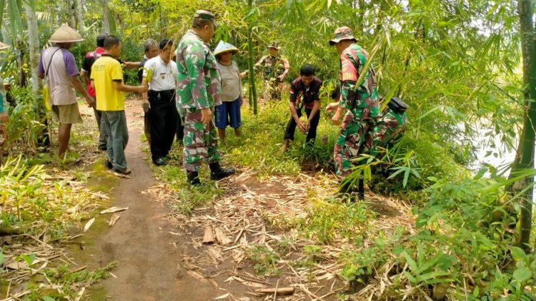 Penghijauan di Bantaran Sungai Serayu Babinsa dan Warga Tanam Pohon Berbuah