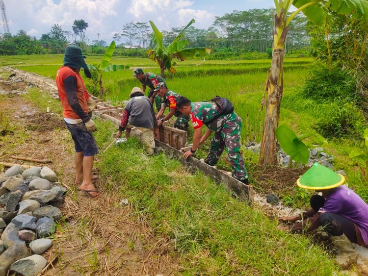 Sinergi TNI dan Warga Gotong Royong Bangun Saluran Irigasi