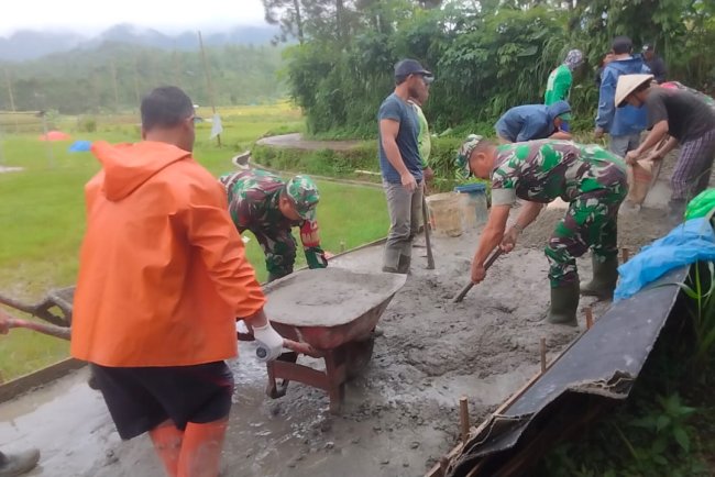 Danramil beserta anggota Melaksanakan Kerja Bakti pembuatan JUT