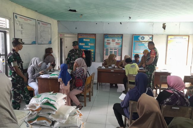 Babinsa Koramil 04 Karangkobar Dampingi Penyaluran Beras Bulog Kepada 351 Warga Desa Binangun
