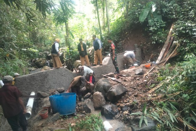 Babinsa Pendampingan Pembuatan Irigasi Pipanisasi Dan Pompanisasi