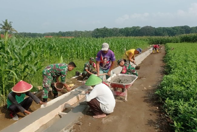 Gotong Royong Perbaiki Saluran Irigasi Babinsa Koramil Bawang Dukung Ketahanan Pangan