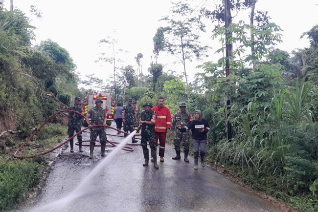 Bersama Warga Babinsa  Melaksanakan Kerja Bakti Pembersihan Longsoran Tebing