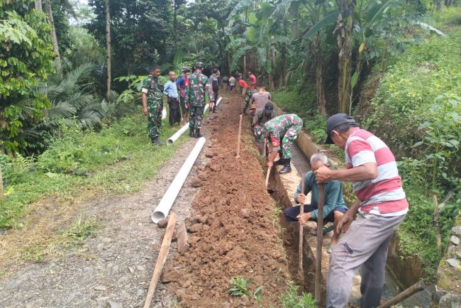 Koramil 12 Sigaluh Membantu Kelompok Tani Bangun Jaringan Irigasi Pipanisasi