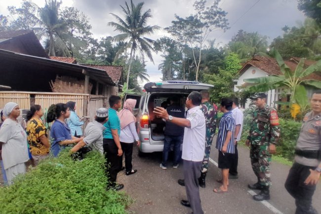 Babinsa dan Bhabinkamtibmas Dampingi Evakuasi Orang Dalam Gangguan Jiwa Ke Rumah Sakit
