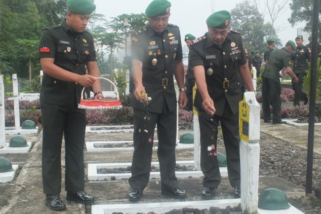 Kasdim 0704 Banjarnegara Pimpin Ziarah Rombongan Peringatan Hari Juang TNI AD 2024