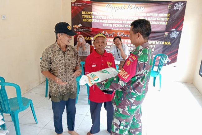 Babinsa Dampingi Pendistribusian Beras dari Bulog Tahun 2024