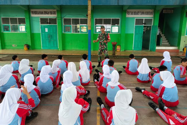 Babinsa menumbuhkan rasa cinta tanah air kepada siswa siswi SMPN 5 Banjarnegara
