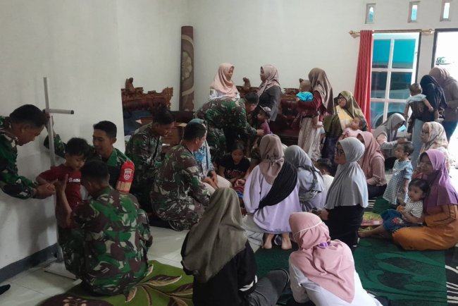Babinsa Koramil 04 Karangkobar membantu Bindes Giat Posyandu Sebagai upaya Pengentasan Stunting